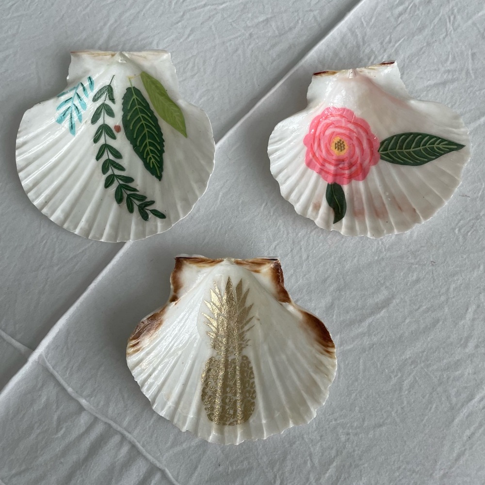 Decorative Seashell Set with Floral and Pineapple Designs
